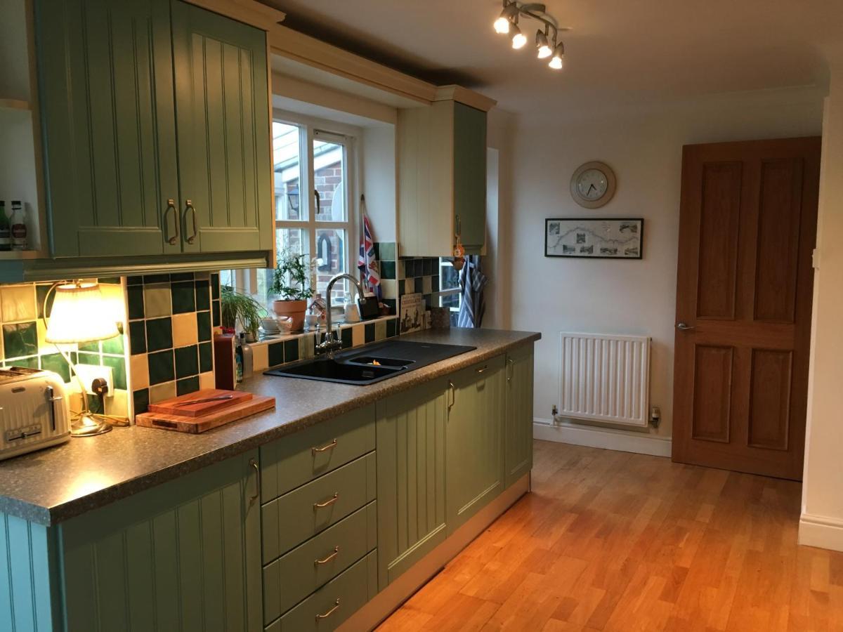 5 Charlton Mill Way B&B Chichester Eksteriør billede