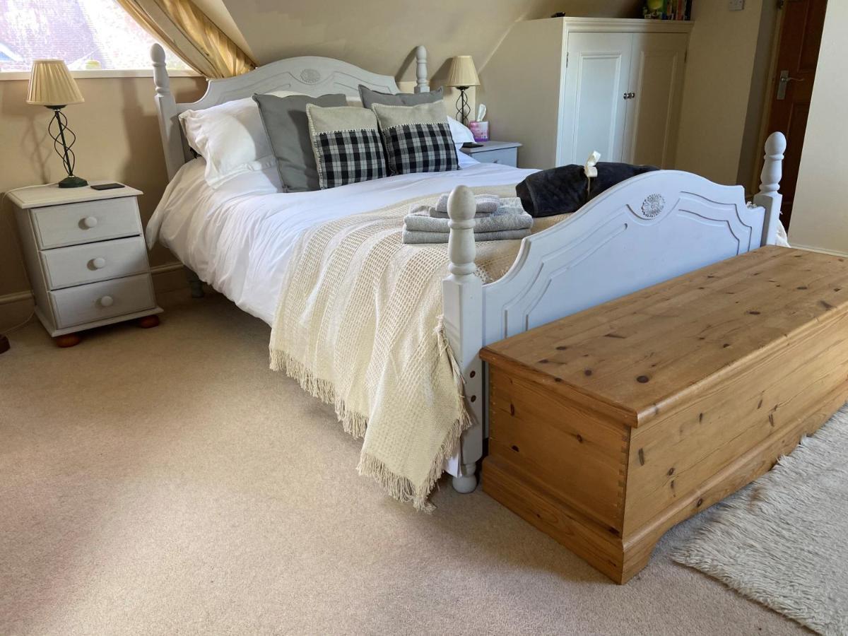 5 Charlton Mill Way B&B Chichester Eksteriør billede