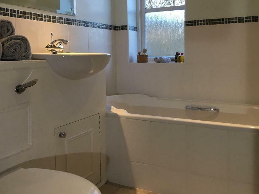 5 Charlton Mill Way B&B Chichester Eksteriør billede